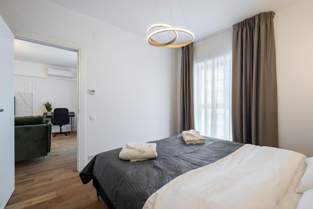 Green Pearl One Cotroceni Entire Apartment with King bed, Parking, Fast WiFi, Balcony view 4