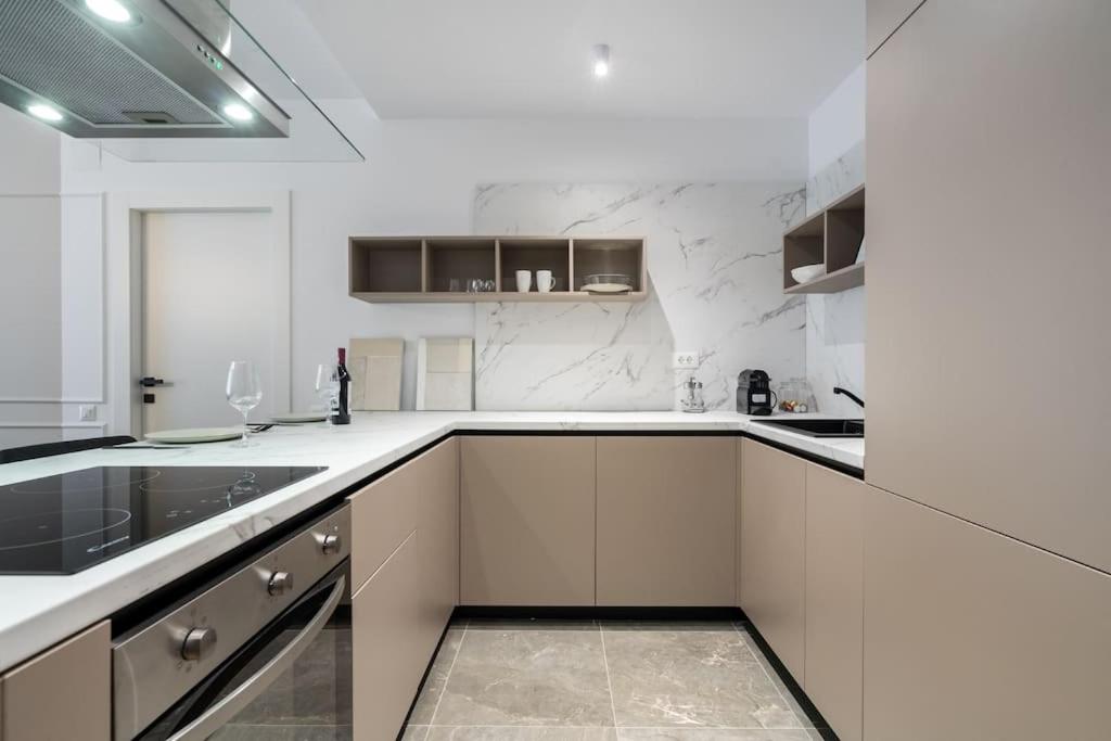 Green Pearl One Cotroceni Entire Apartment with King bed, Parking, Fast WiFi, Balcony view 5