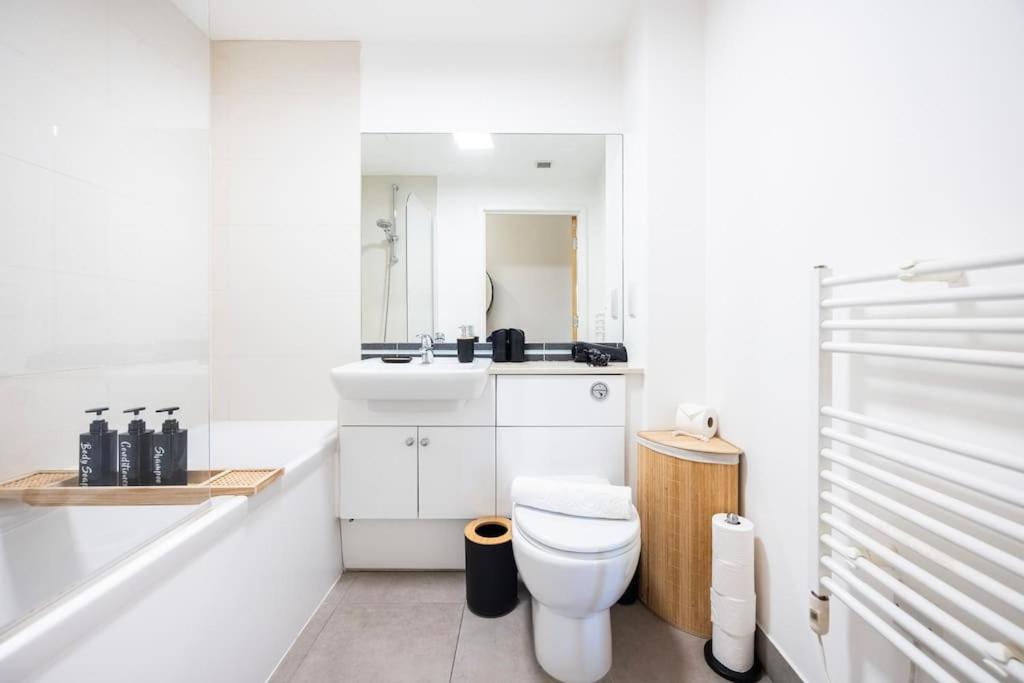 Monthly OFFERS New 2 Bed 2 Bath APT Perfect For Long Stays & Contractors By AV Stays view 4