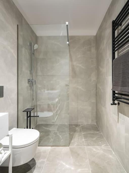 Orange Luxury King bed Apartment, bussiness, leisure in One Cotroceni view 3