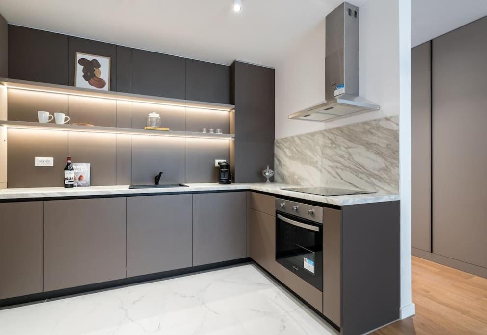 Orange Luxury King bed Apartment, bussiness, leisure in One Cotroceni view 4