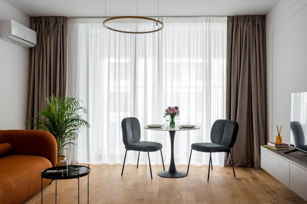 Orange Luxury King bed Apartment, bussiness, leisure in One Cotroceni view 2