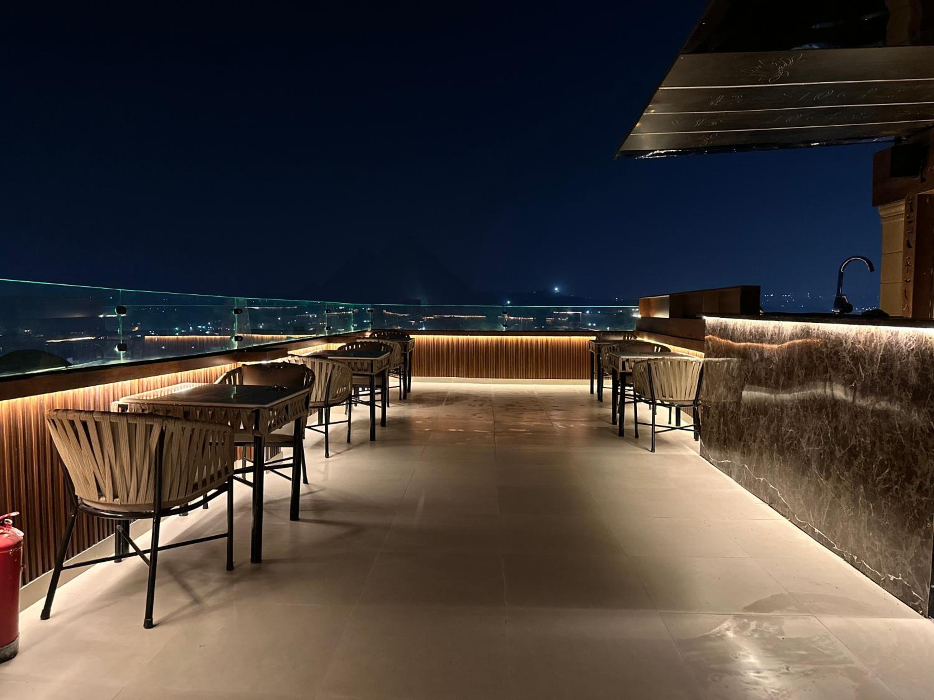 Crowne Pyramids View inn