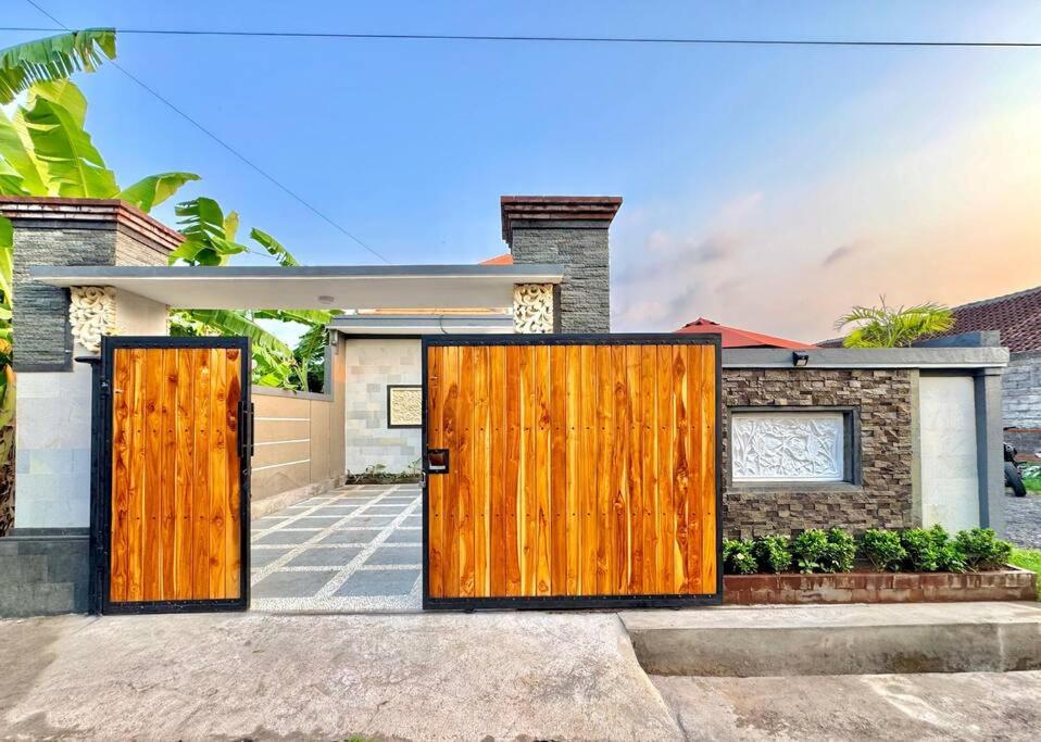 Dealova Villa with Private Pool in Lovina view 5