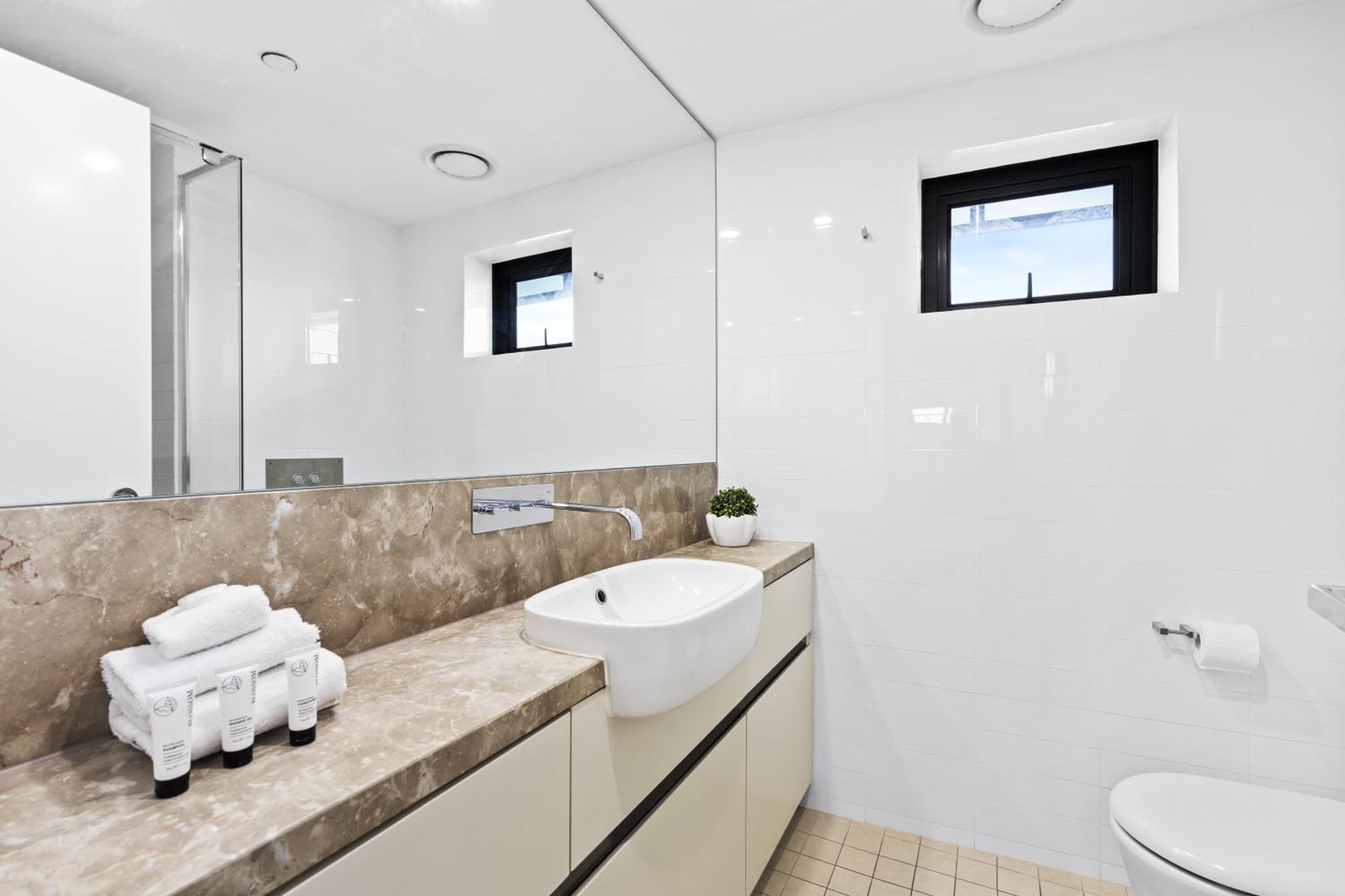 Soul Surfers Paradise MID WEEK MADNESS DEAL - Q Stay