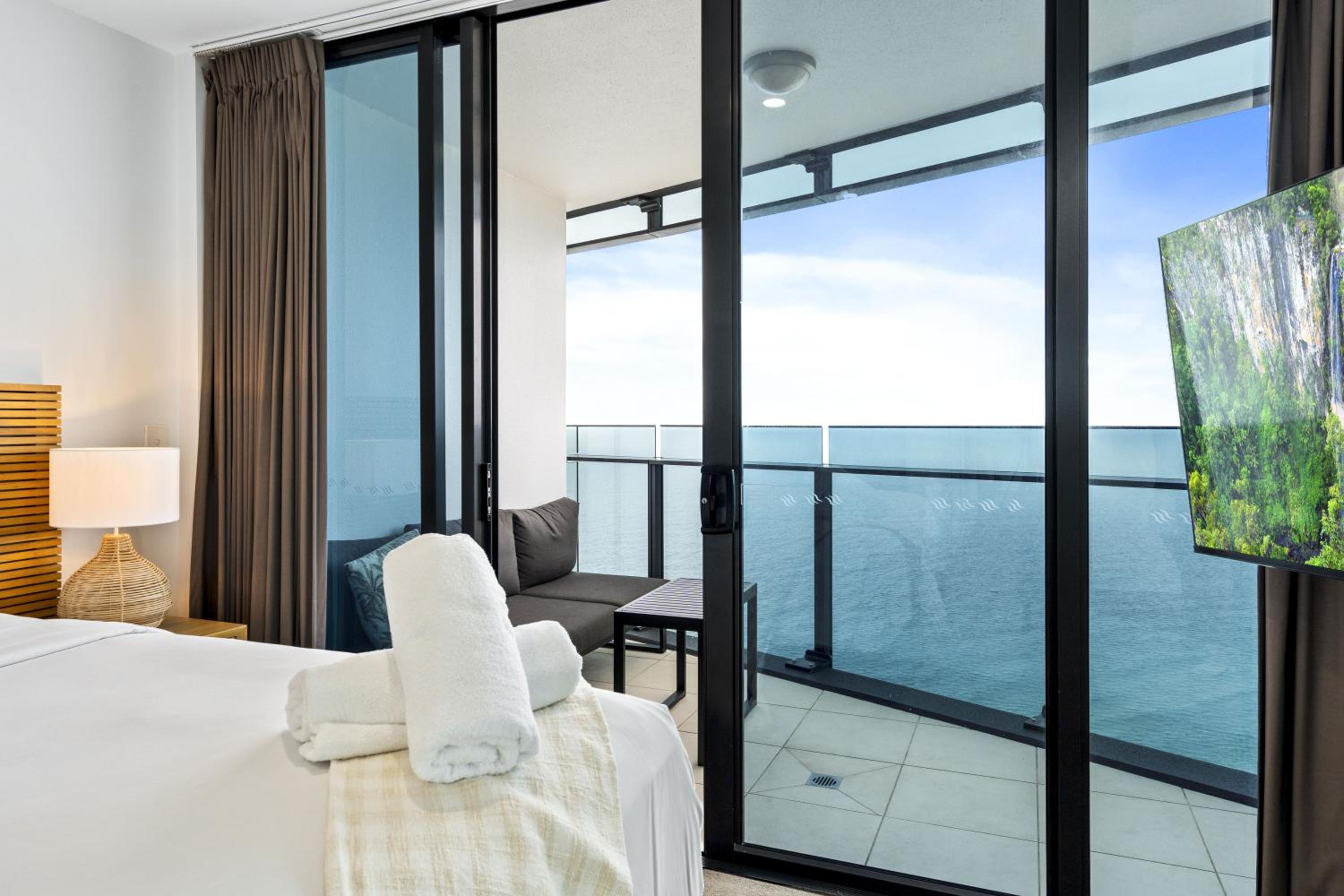 Soul Surfers Paradise MID WEEK MADNESS DEAL - Q Stay