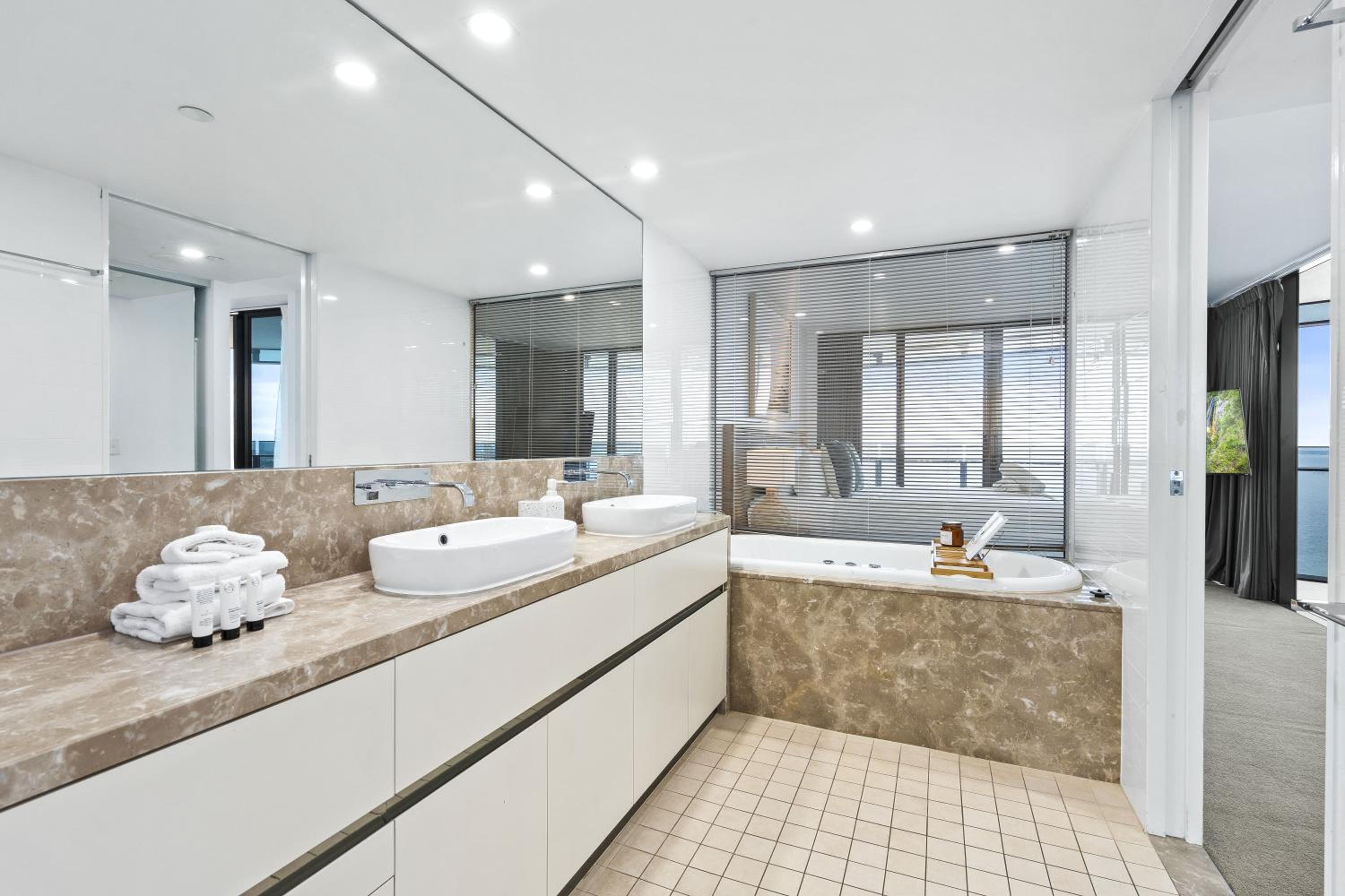 Soul Surfers Paradise MID WEEK MADNESS DEAL - Q Stay
