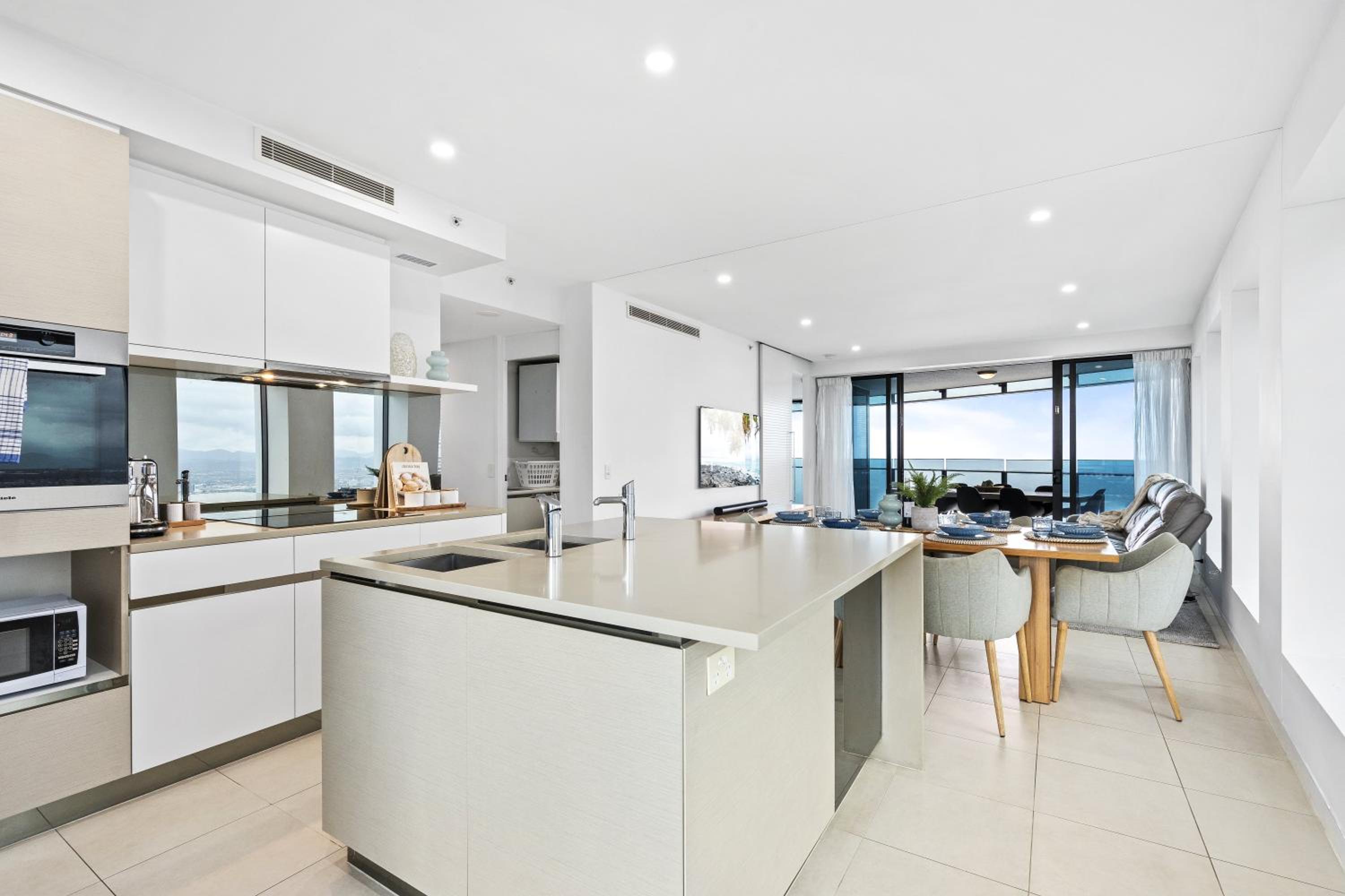 Soul Surfers Paradise MID WEEK MADNESS DEAL - Q Stay