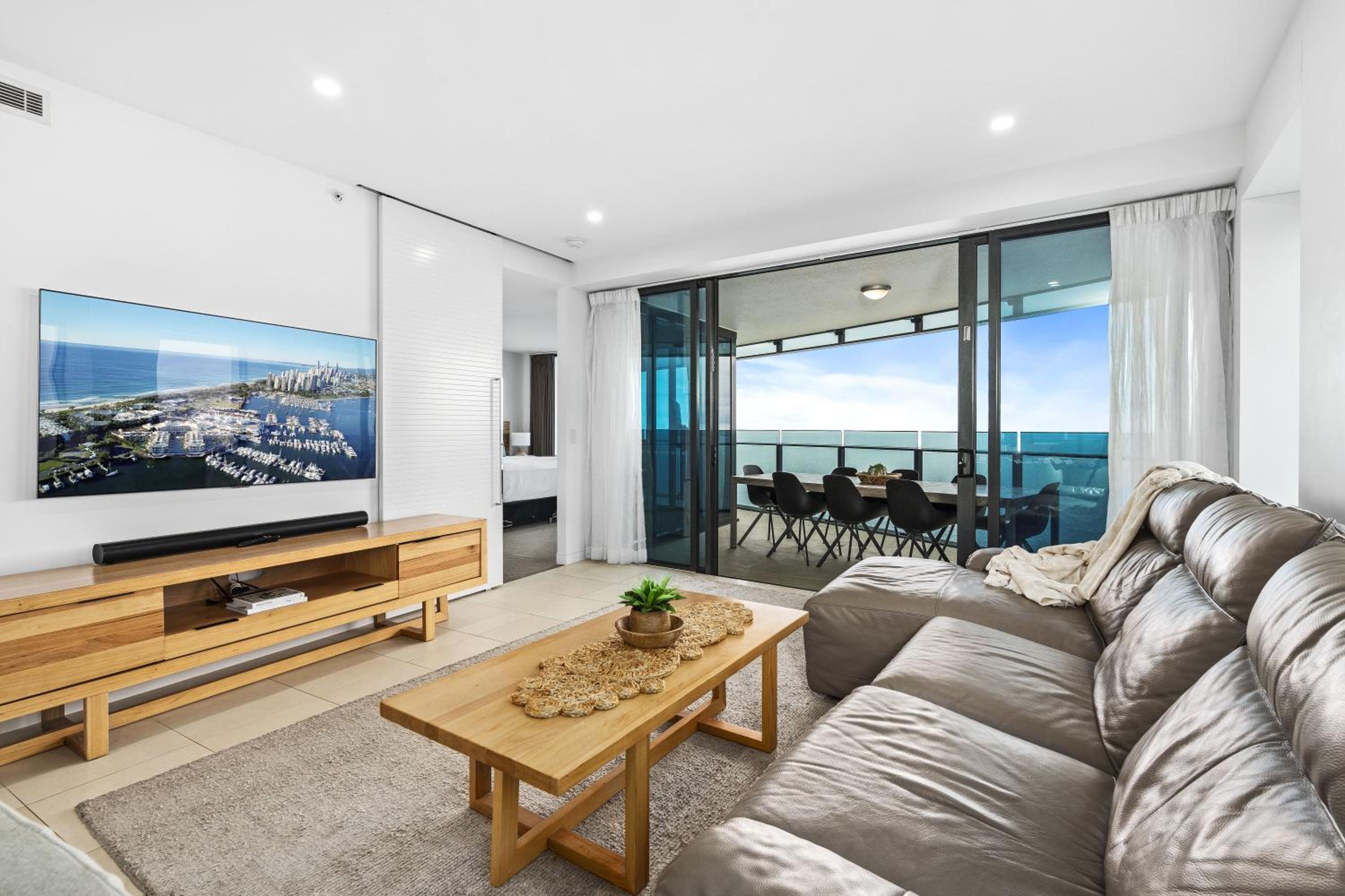 Soul Surfers Paradise MID WEEK MADNESS DEAL - Q Stay