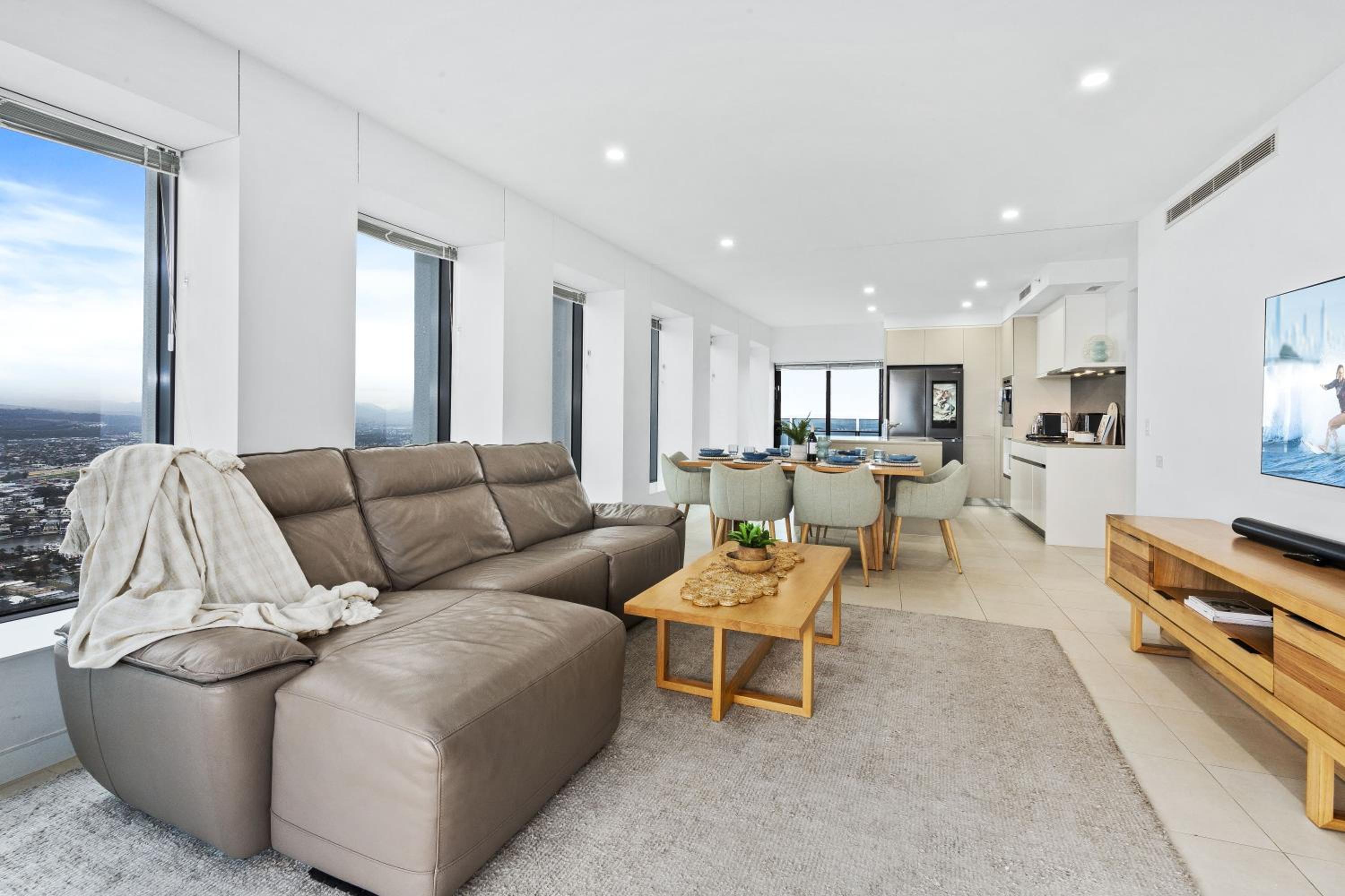 Soul Surfers Paradise MID WEEK MADNESS DEAL - Q Stay