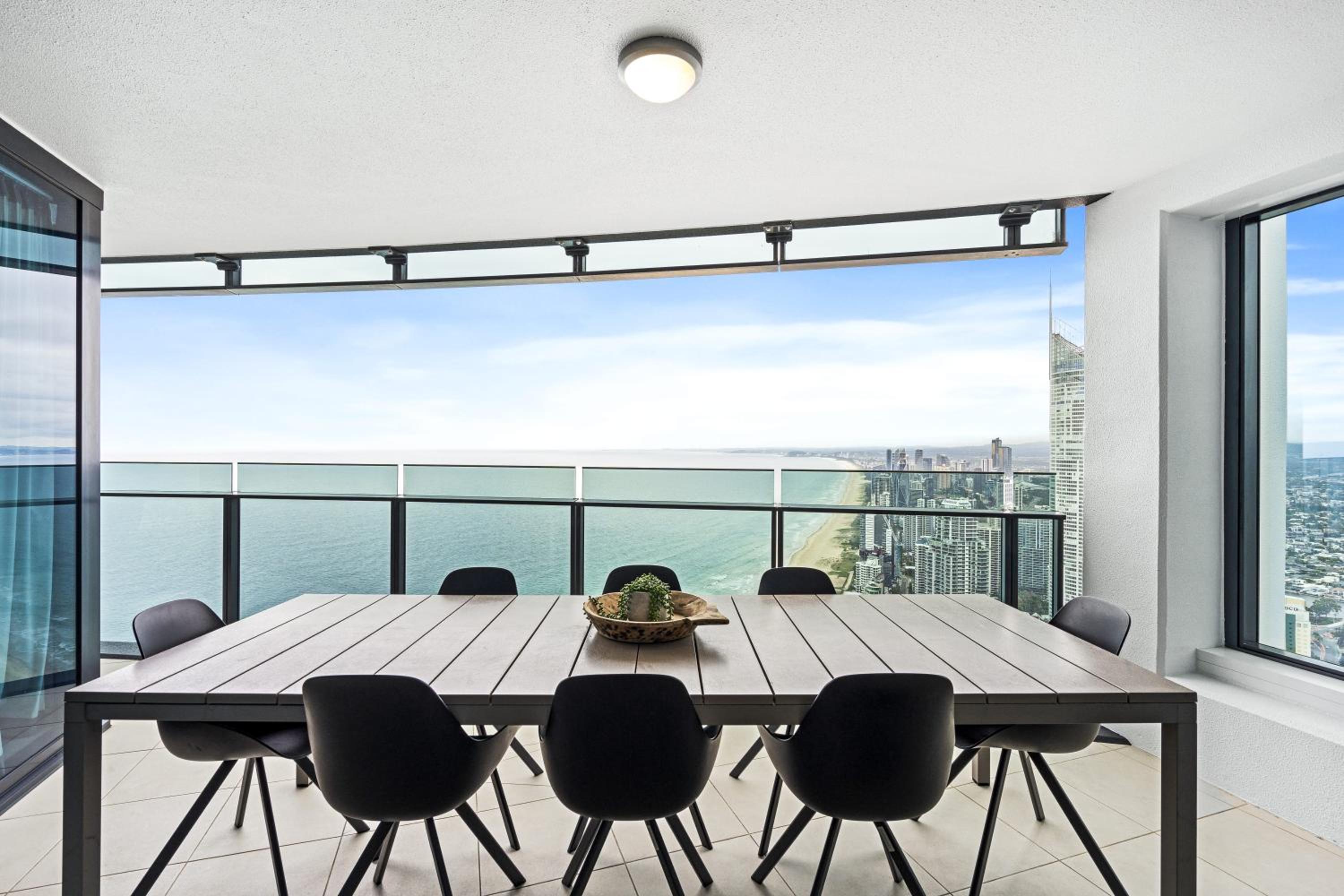 Soul Surfers Paradise MID WEEK MADNESS DEAL - Q Stay