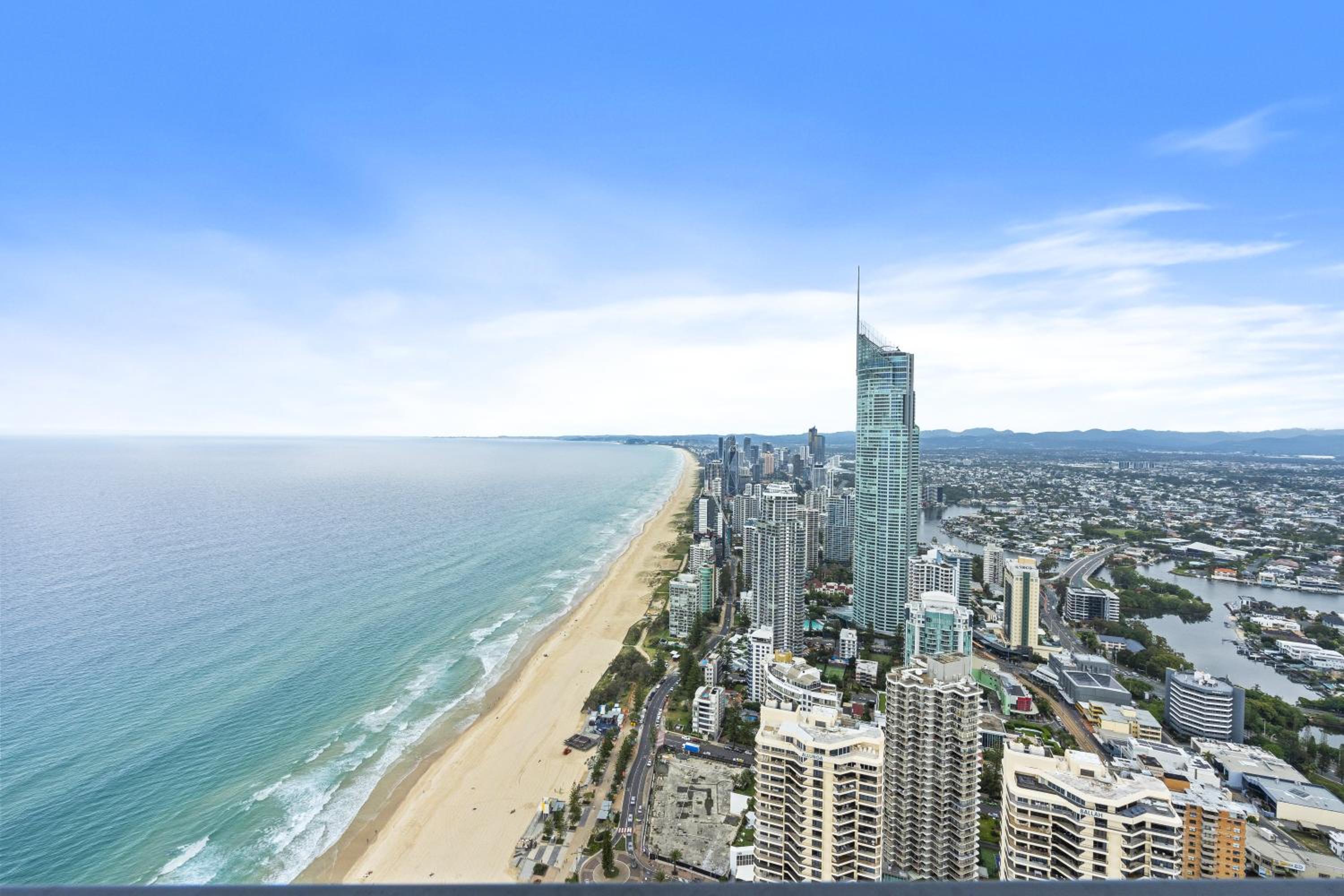 Soul Surfers Paradise MID WEEK MADNESS DEAL - Q Stay