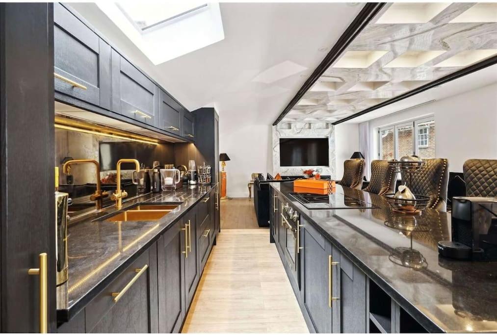 Designer Luxury Mews House in Knightsbridge Minutes from Harrods view 2