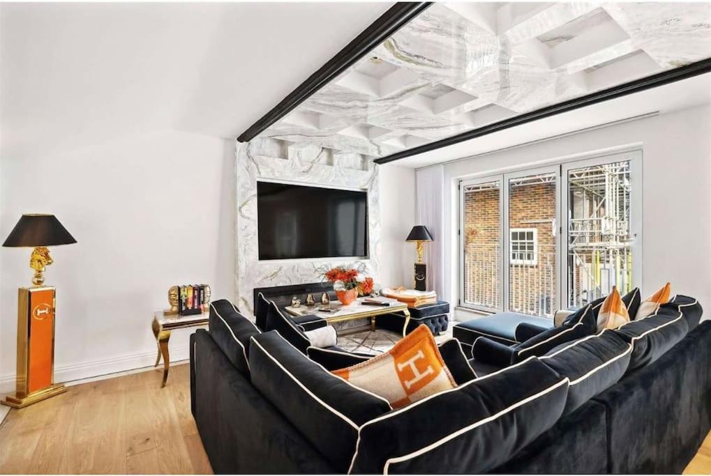 Designer Luxury Mews House in Knightsbridge Minutes from Harrods view 4