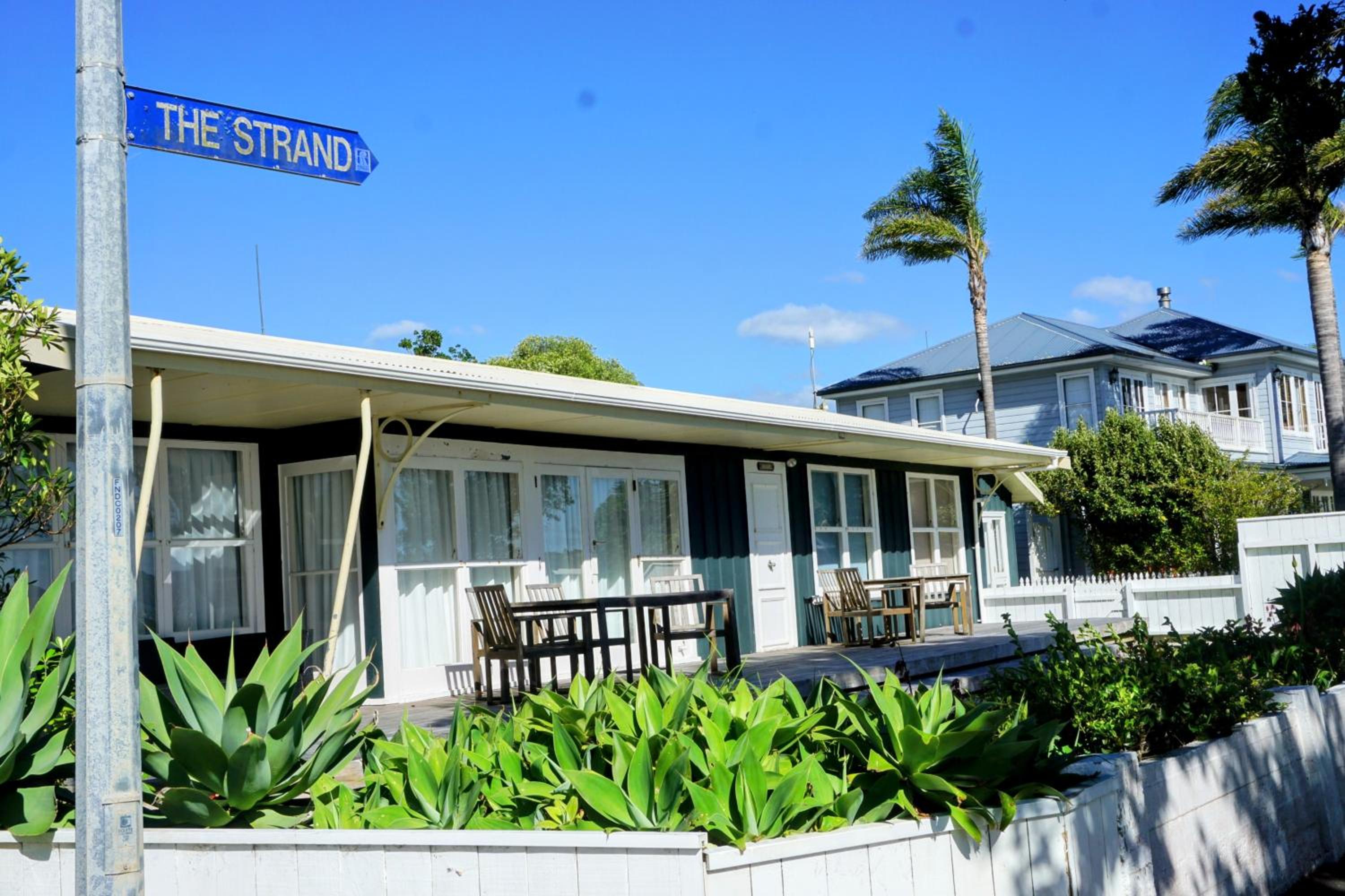 LAST ON THE STRAND, RUSSELL - The BOATHOUSE