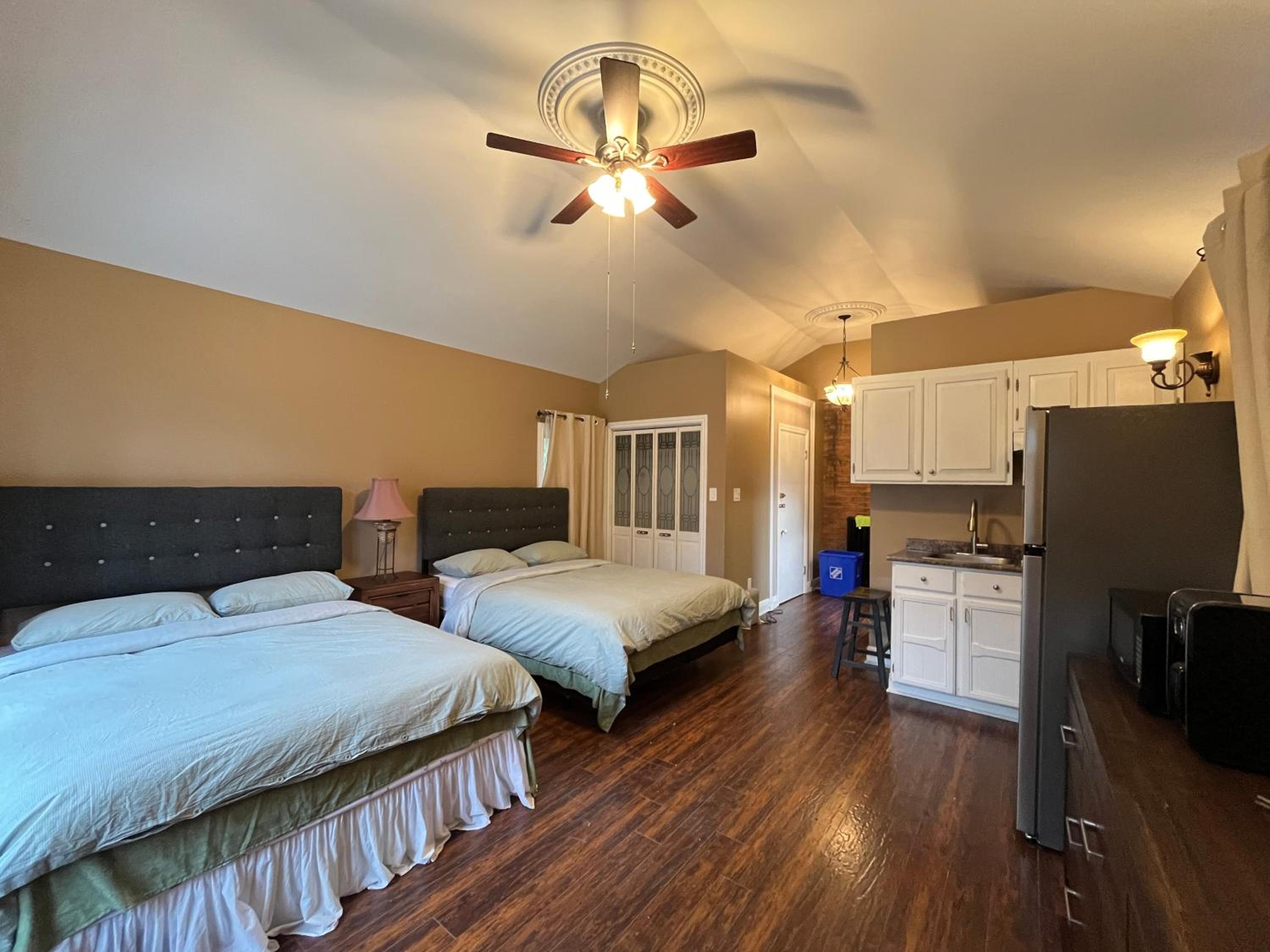 THE RED STAR room E 4