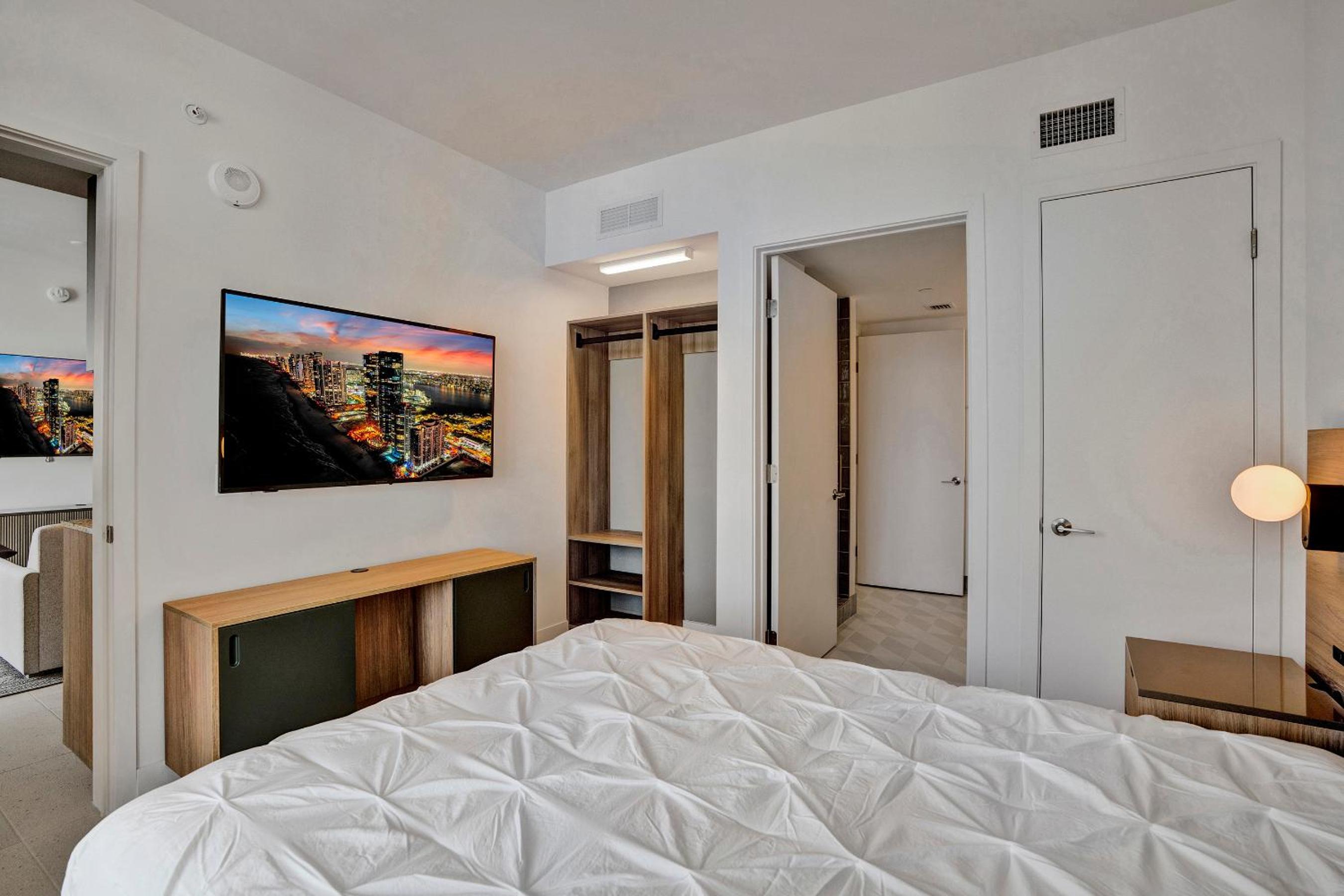 New 2-Bdrm Downtown Miami Apartment with Bay Vista