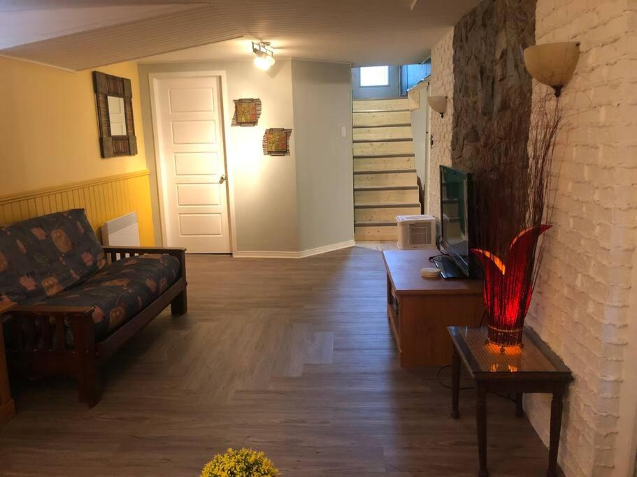 Chambre, cuisine, salon et salle de bain privées