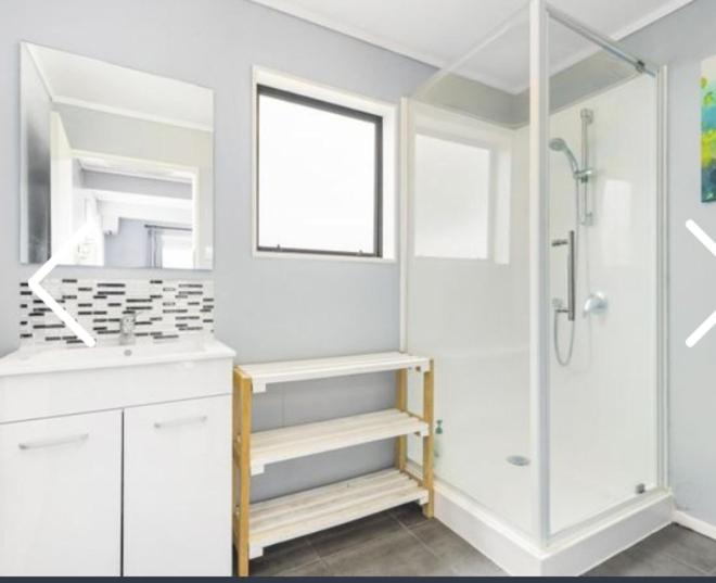 5 Bedroom Home in Hamilton view 2