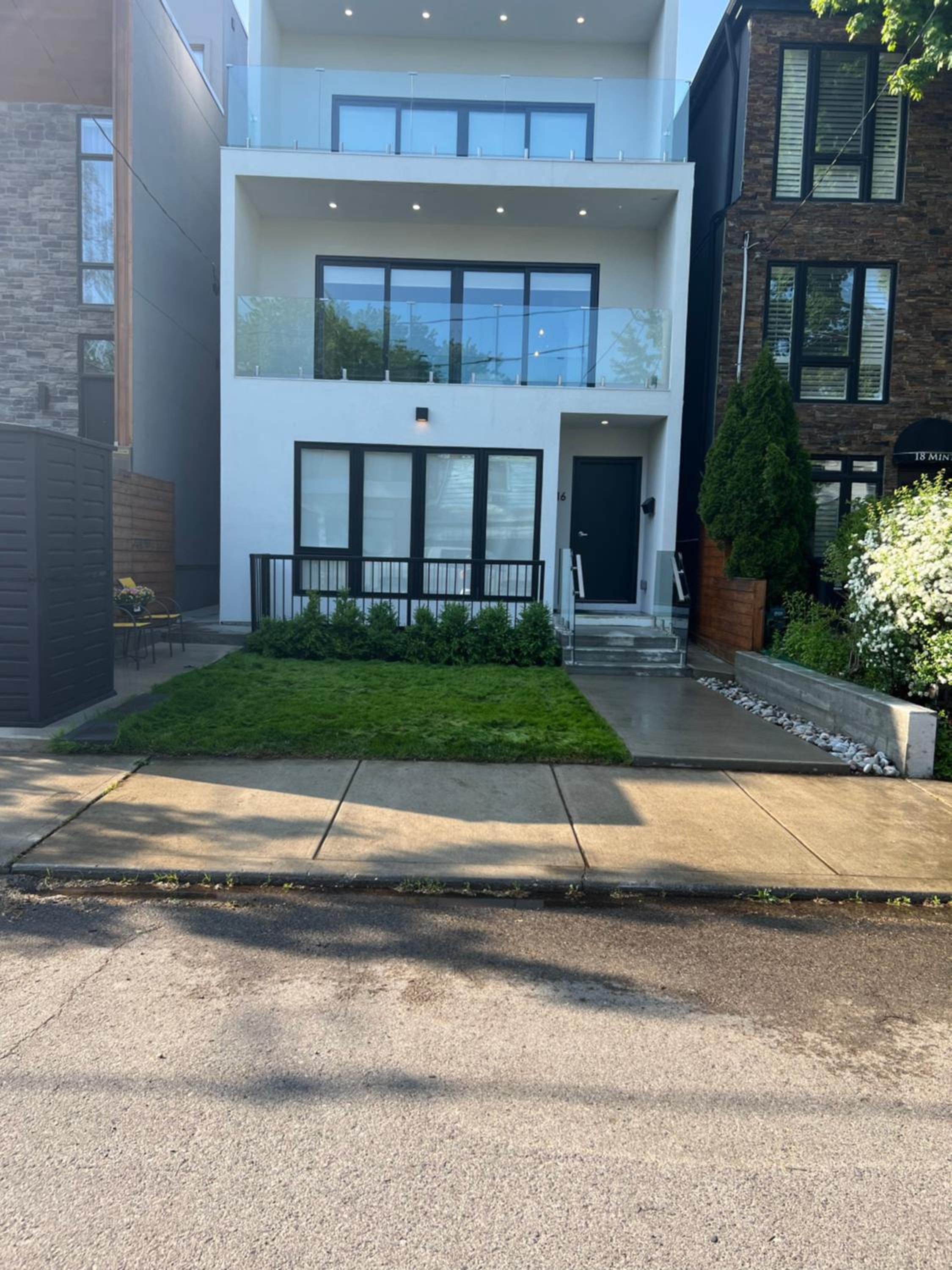 New modern 3BR loft W parking&terrace close to beach