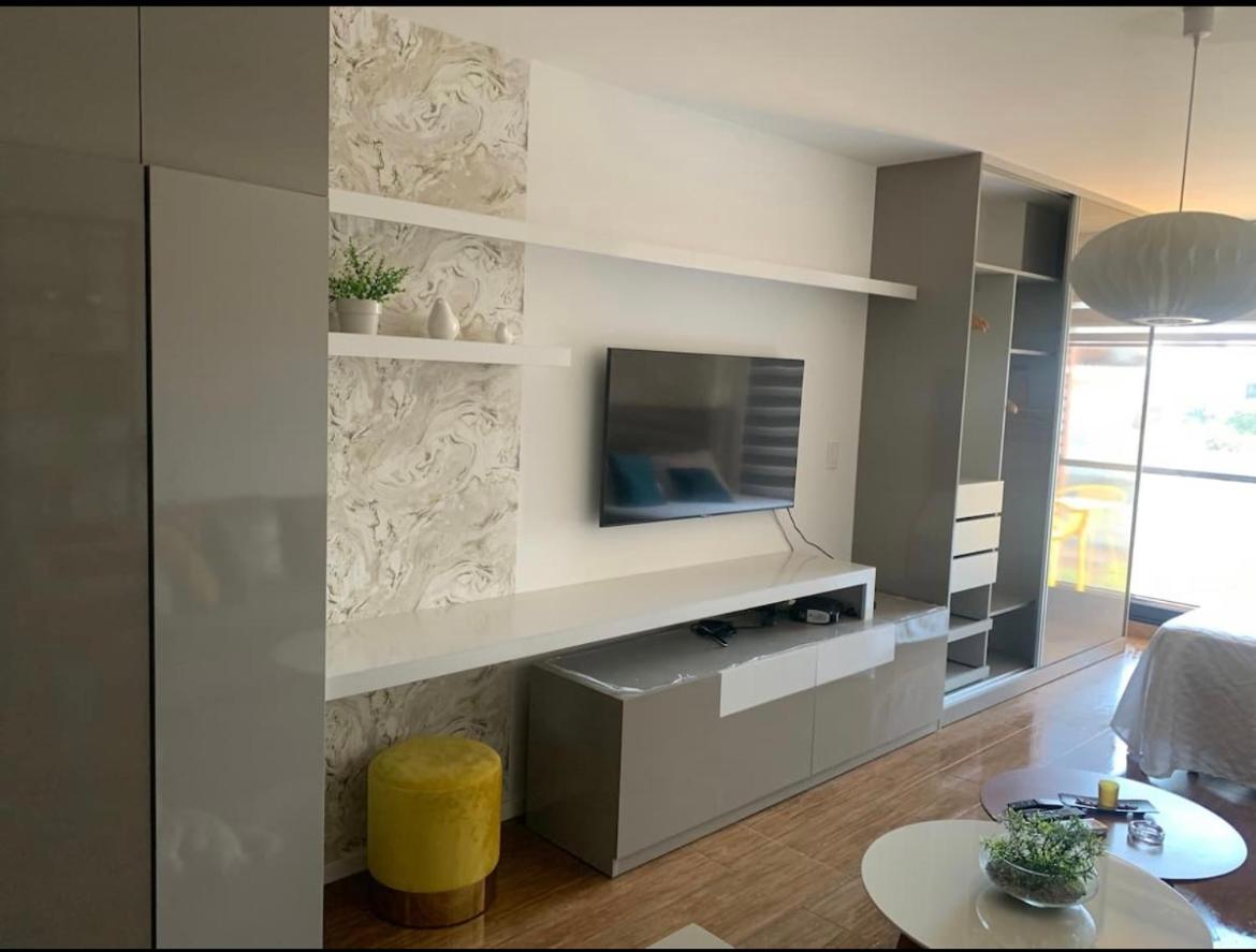 Studio moderno frente al green tower