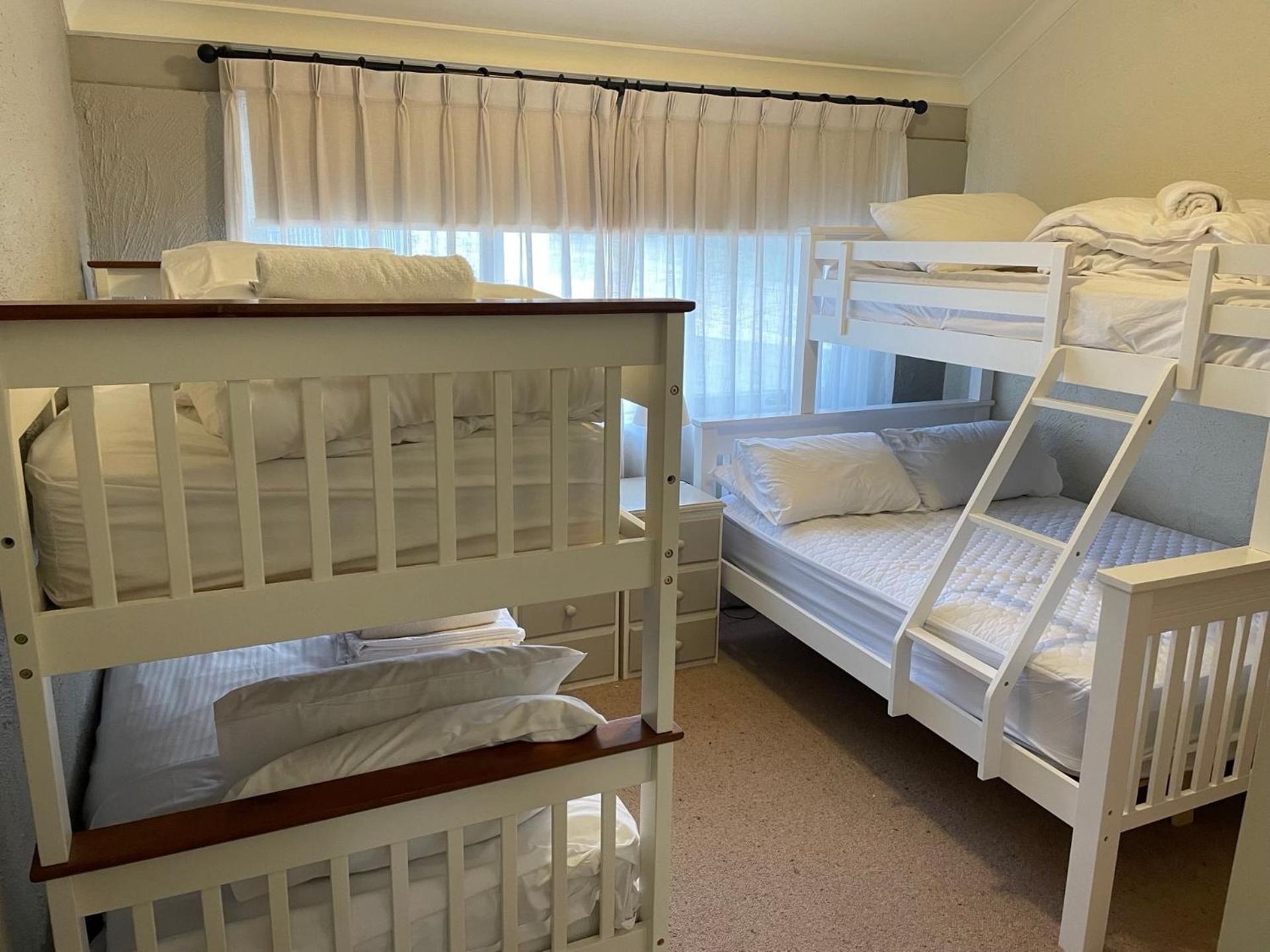 Parkwood 5 - 2BR Split Level l Spa Bath l BBQ l Central Location l WiFi