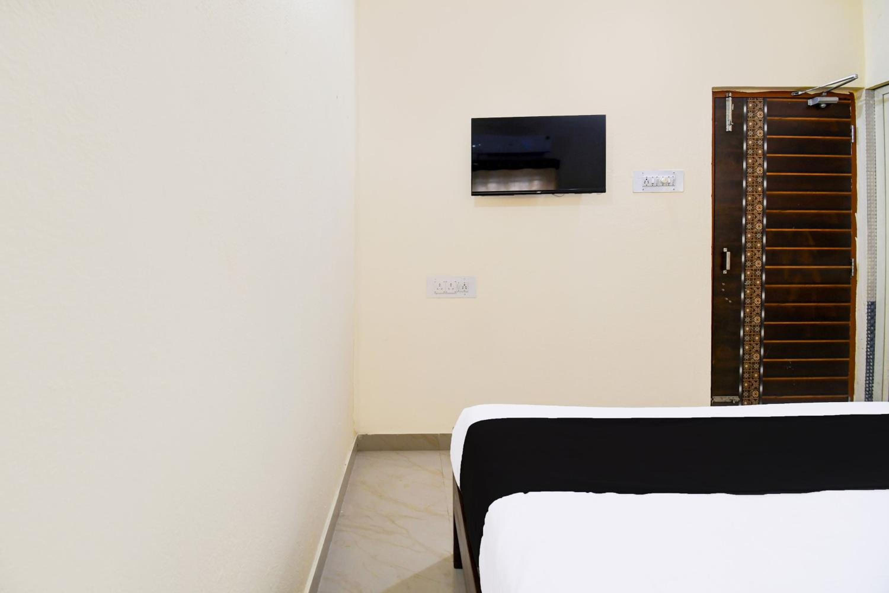 Hotel O by OYO Devika Residency view 4