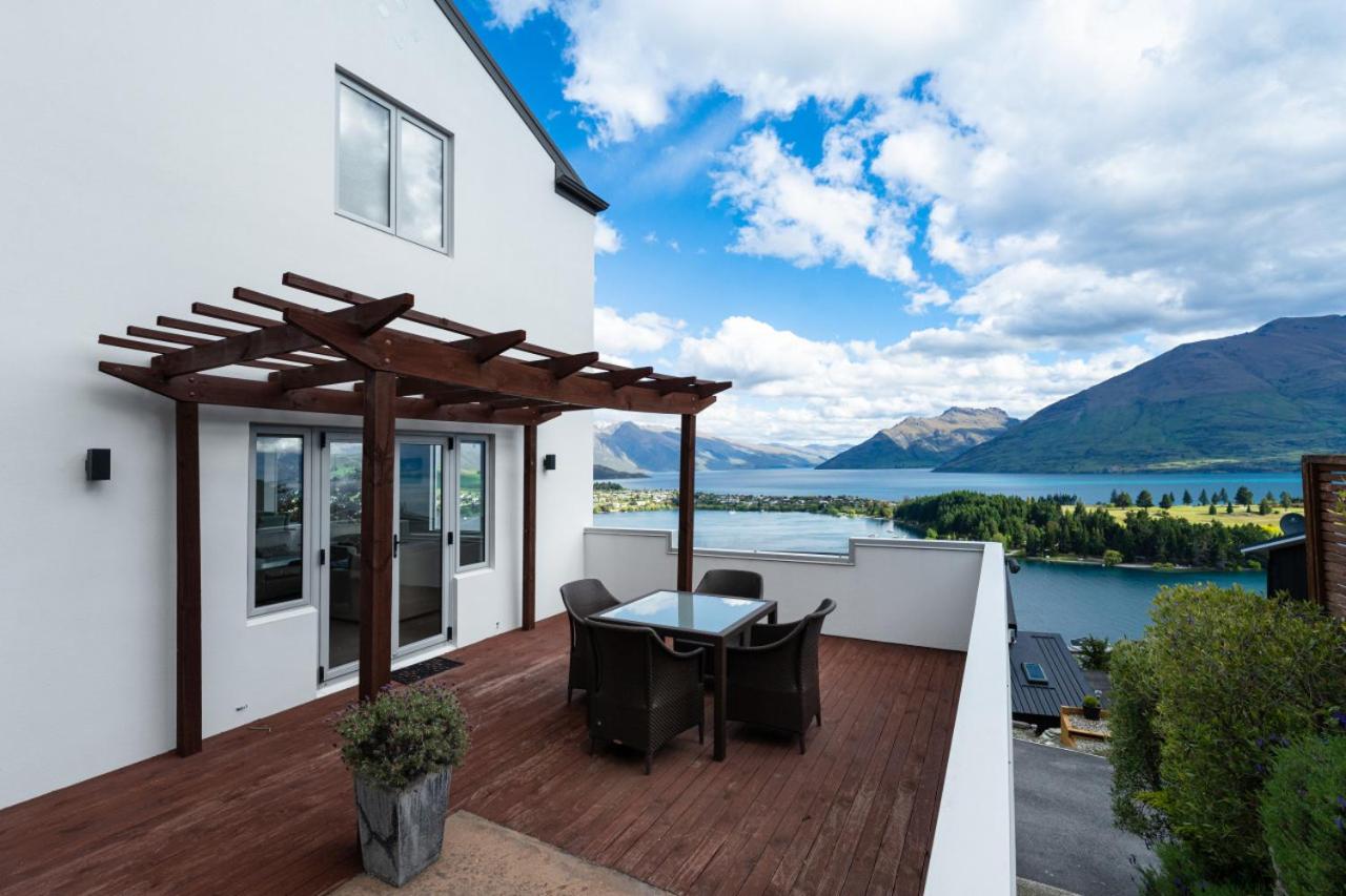 Panoramic Lake Wakatipu Escape