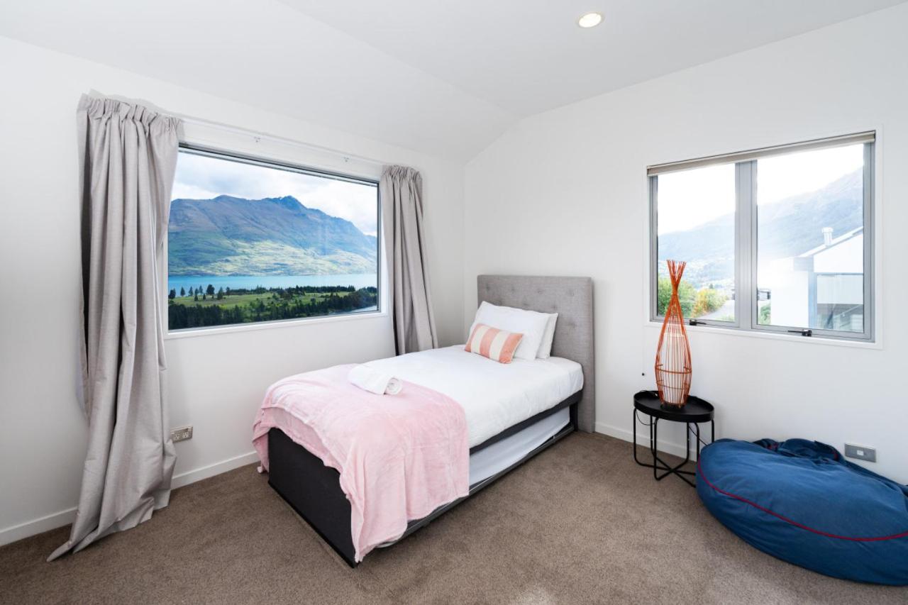 Panoramic Lake Wakatipu Escape
