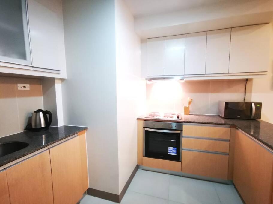 2BR Lux Suite BGC Grand Hyatt & Uptown Mall view 3