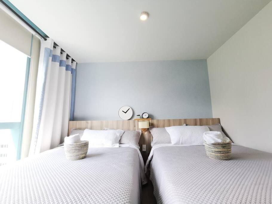 2BR Lux Suite BGC Grand Hyatt & Uptown Mall view 4