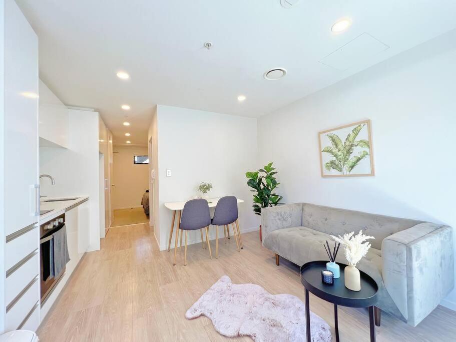 Modern City 1-Bedroom Studio view 3