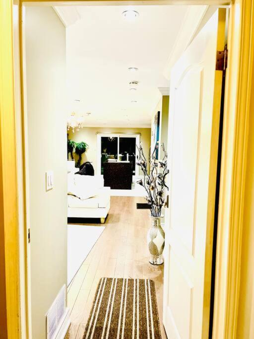 House in Scarborough-20 minutes to Downtown