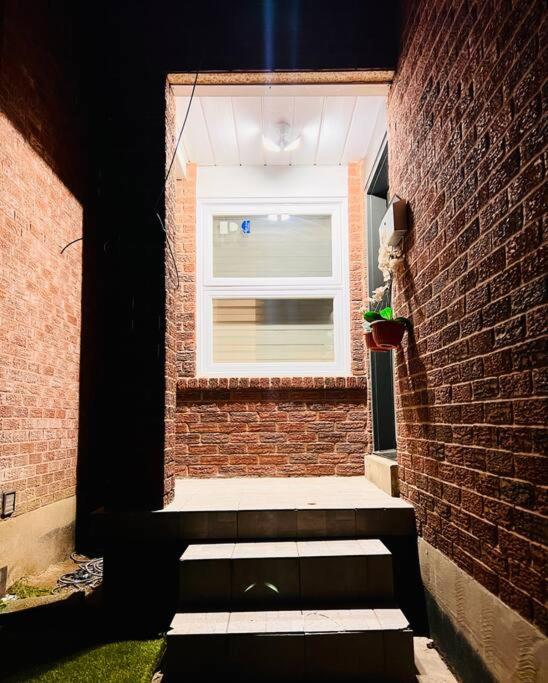 House in Scarborough-20 minutes to Downtown