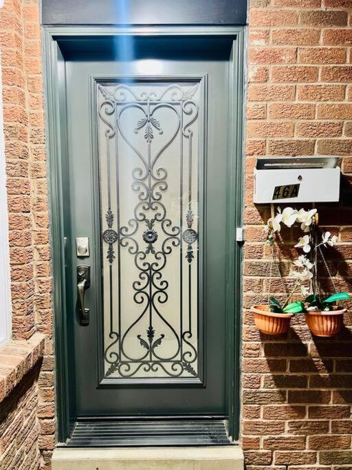 House in Scarborough-20 minutes to Downtown