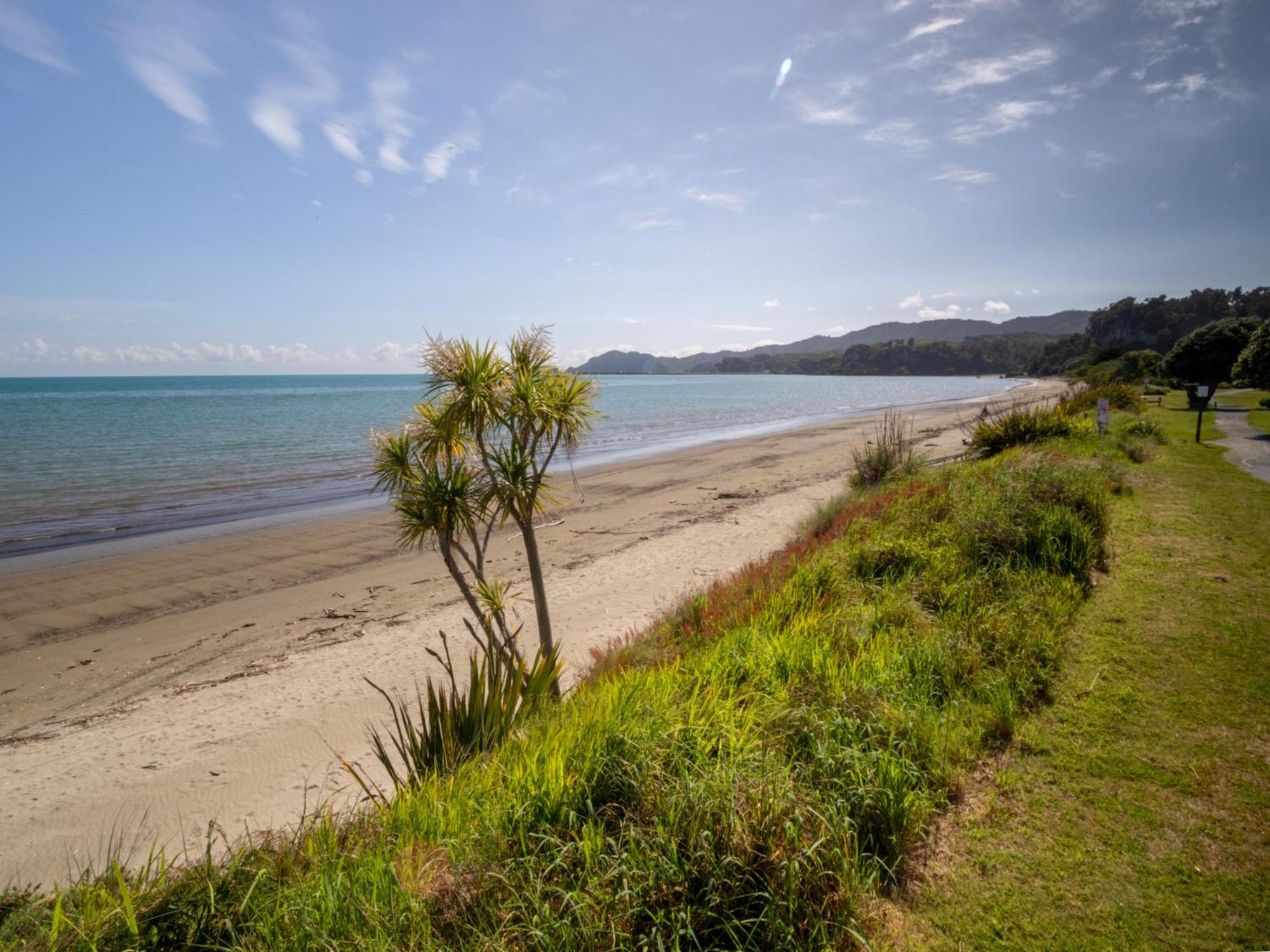 Sea-esta - Pohara Beachfront Holiday Home view 3