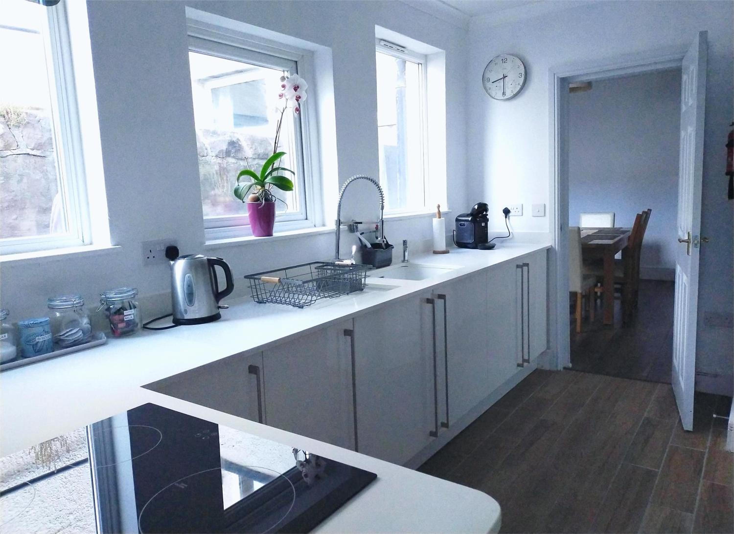 Newly Renovated 3 Bedroom House, 6 beds with 2 showers, near University Town Centre view 5
