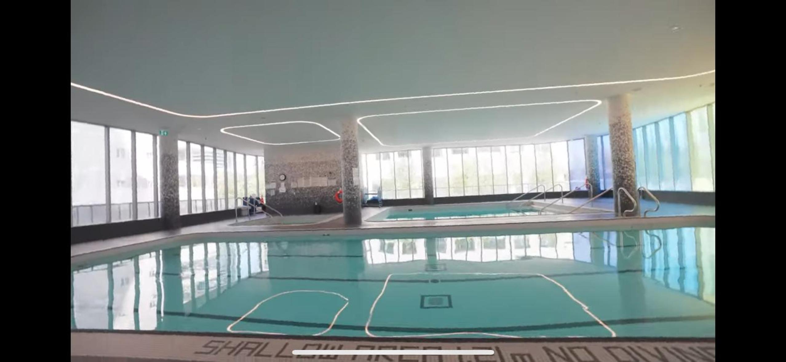 Luxury Private Room in shared 2bdrm Apartment, Midtown, Yonge and Eglinton