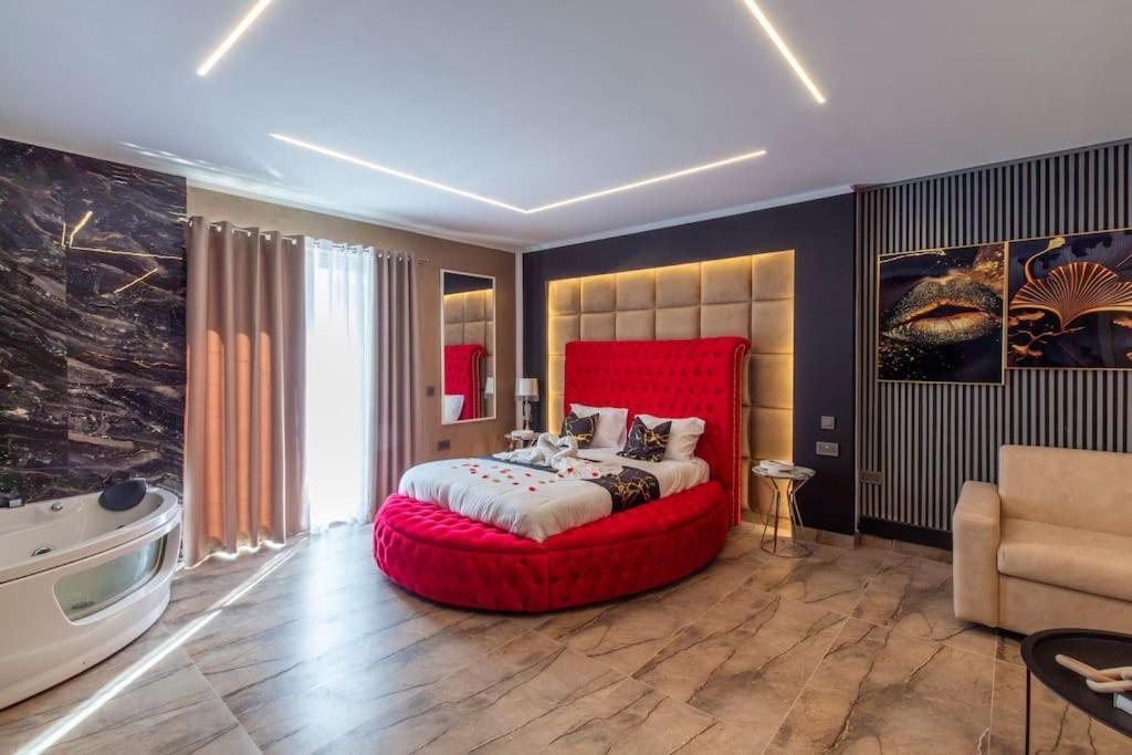 Ruby suite luxury studio apartment jacuzzi photo 3