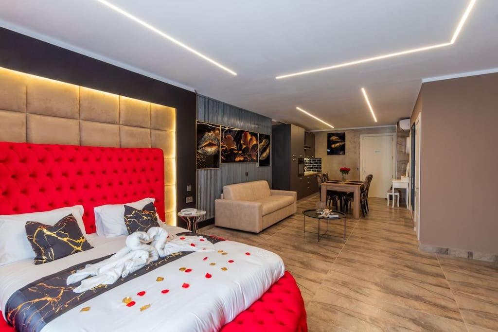 Ruby suite luxury studio apartment jacuzzi photo 4