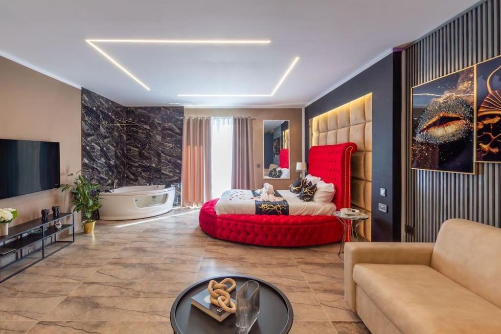 Ruby suite luxury studio apartment jacuzzi photo 5
