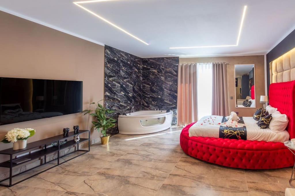 Ruby suite luxury studio apartment jacuzzi photo 4