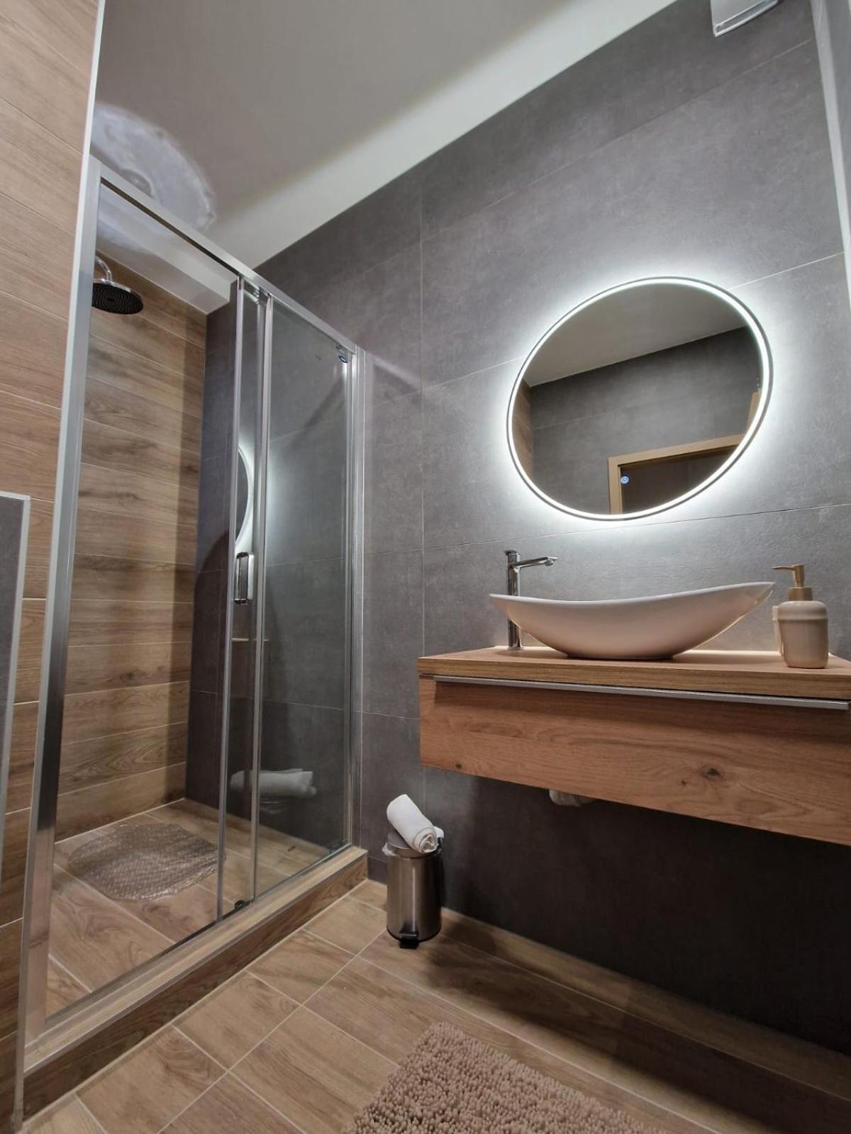 Apartment Luxury B view 3