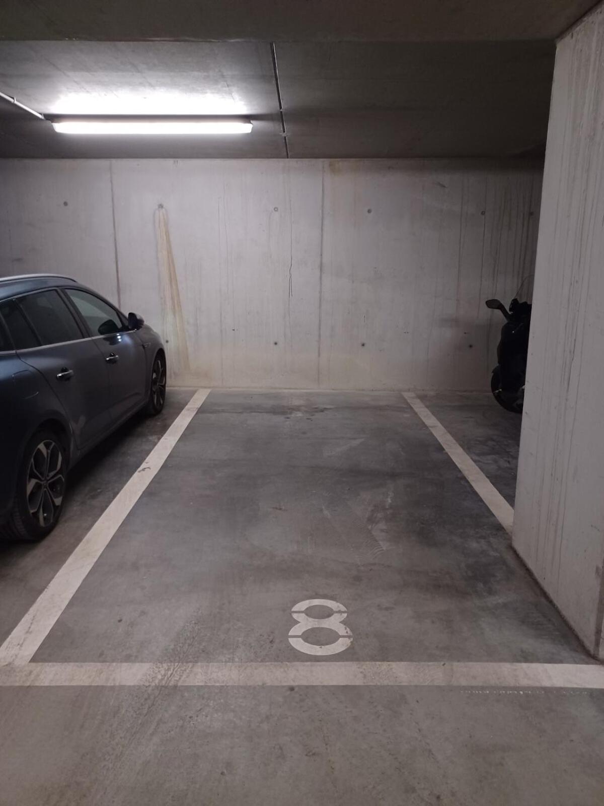 Ruim 3 slaapkamer appartement met parking nabij NATO