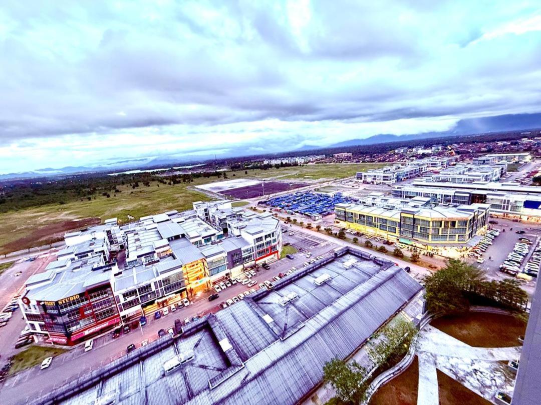 3R2B Corner Balcony High Floor View StayCation Manhattan Metrocity Apartment Kuching Free 1CPark photo 3