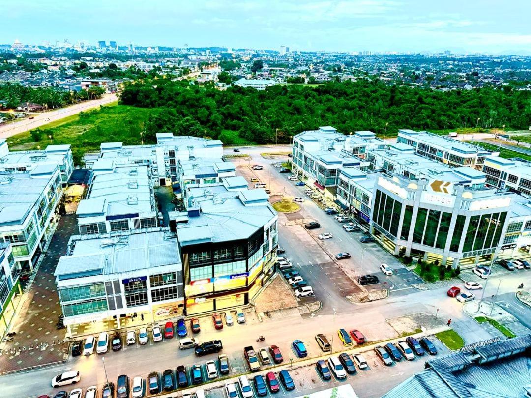 3R2B Corner Balcony High Floor View StayCation Manhattan Metrocity Apartment Kuching Free 1CPark photo 5