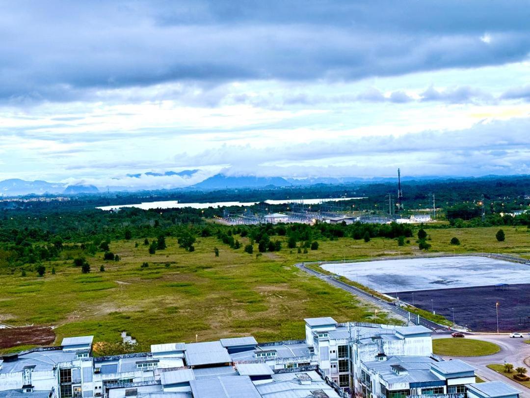 3R2B Corner Balcony High Floor View StayCation Manhattan Metrocity Apartment Kuching Free 1CPark photo 6