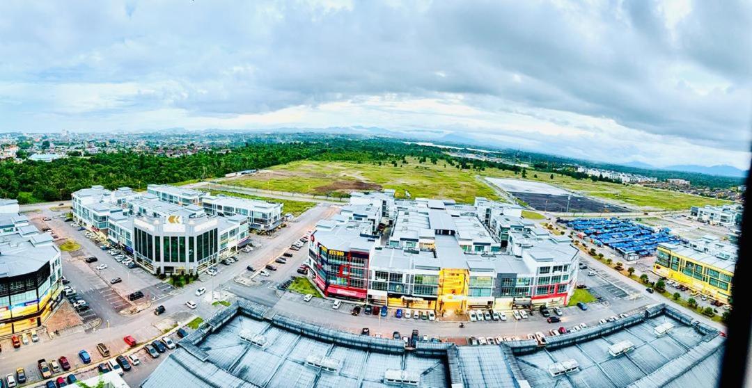 3R2B Corner Balcony High Floor View StayCation Manhattan Metrocity Apartment Kuching Free 1CPark photo 7
