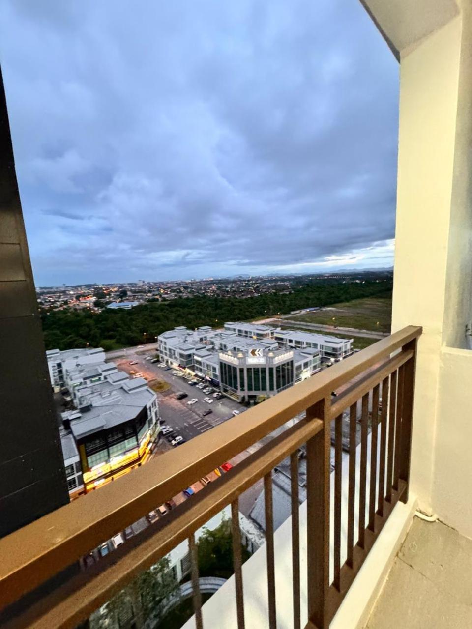 3R2B Corner Balcony High Floor View StayCation Manhattan Metrocity Apartment Kuching Free 1CPark
