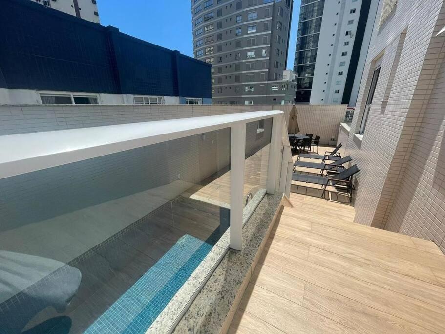 Apto com piscina exclusiva, 4 suítes na Barra Sul Balneário Camboriú